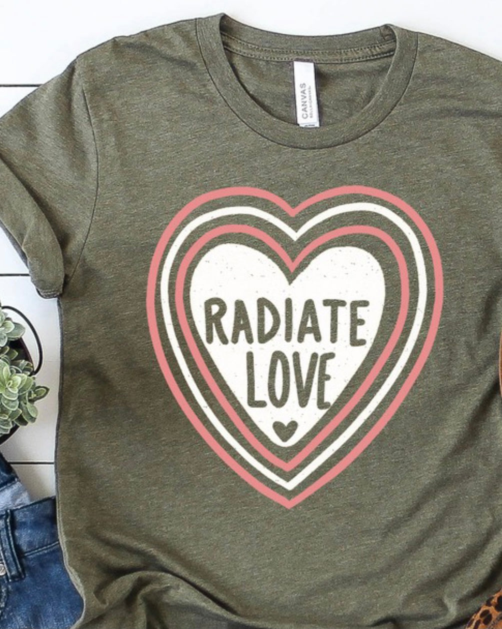 1169 Radiate love graphic tee